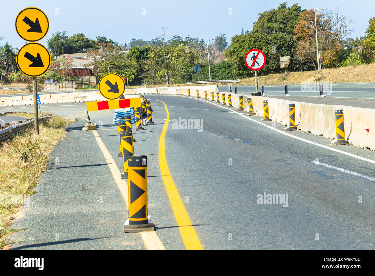 Straße Autobahn Abstecher Bauschilder zu Fahrbahn richtungen bei der industriellen Arbeit Verbesserungen. Stockfoto