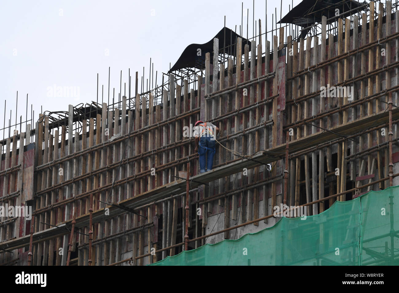 (190811) -- GUIPING, Aug 11, 2019 (Xinhua) -- ein Mann arbeitet auf der Baustelle der Dateng Schlucht hydro Dam in Guiping, South China Guangxi Zhuang autonomen Region, 10.08.2019. Gelegen in der Stadt von Guiping, die dateng Schlucht hydro Dam ist für mehrere Zwecke einschließlich Hochwasserschutz, Navigation und Power Generation ausgelegt. Insbesondere wird es Fluss Salzgehalt während der trockenen Jahreszeit zu reduzieren, damit die Qualität der Wasserversorgung gewährleistet zu Pearl River Delta Städte einschließlich Macau. (Xinhua / Cao Yiming) Stockfoto