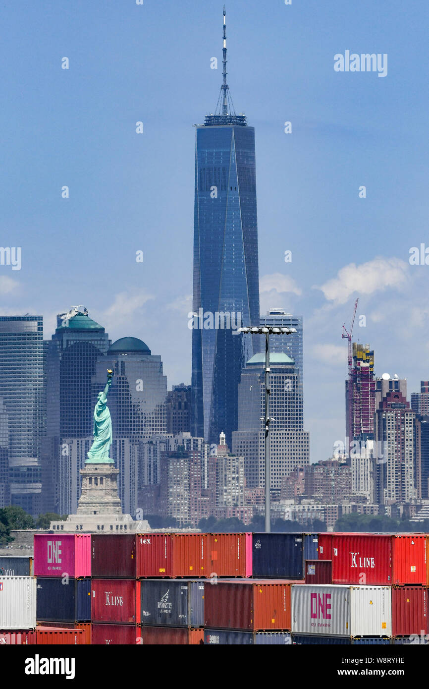 United States Trade Krieg Tarife - Freiheitsstatue Cargo Container und New York City im Hintergrund - United States tarif Krieg mit China Konzept Stockfoto