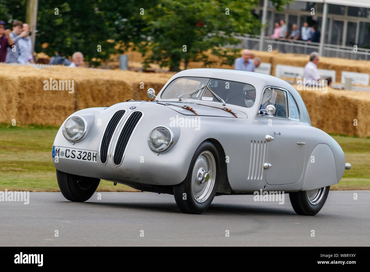 1940 BMW 328 Mille Miglia Roadster mit Fahrer Leopold von Bayern an der 2019 Goodwood Festival der Geschwindigkeit, Sussex, UK. Stockfoto