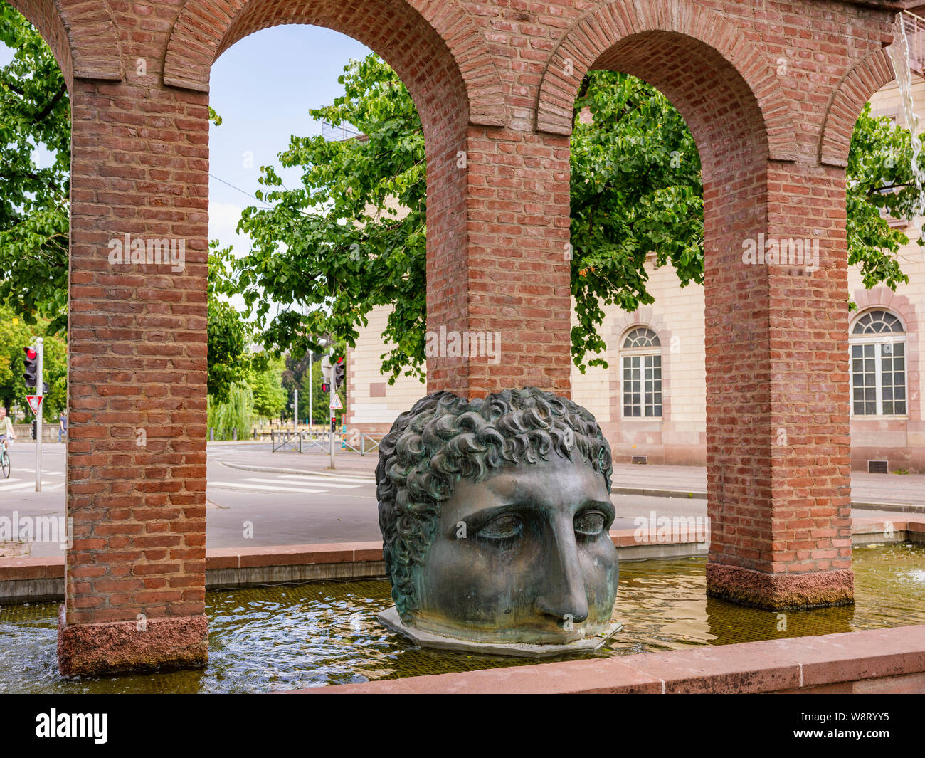 Janus Kopf Skulptur, Geburt der Zivilisation Brunnen, römische Aquädukt Replik, designer Tomi Ungerer 1988, Straßburg, Elsass, Frankreich, Europa, Stockfoto