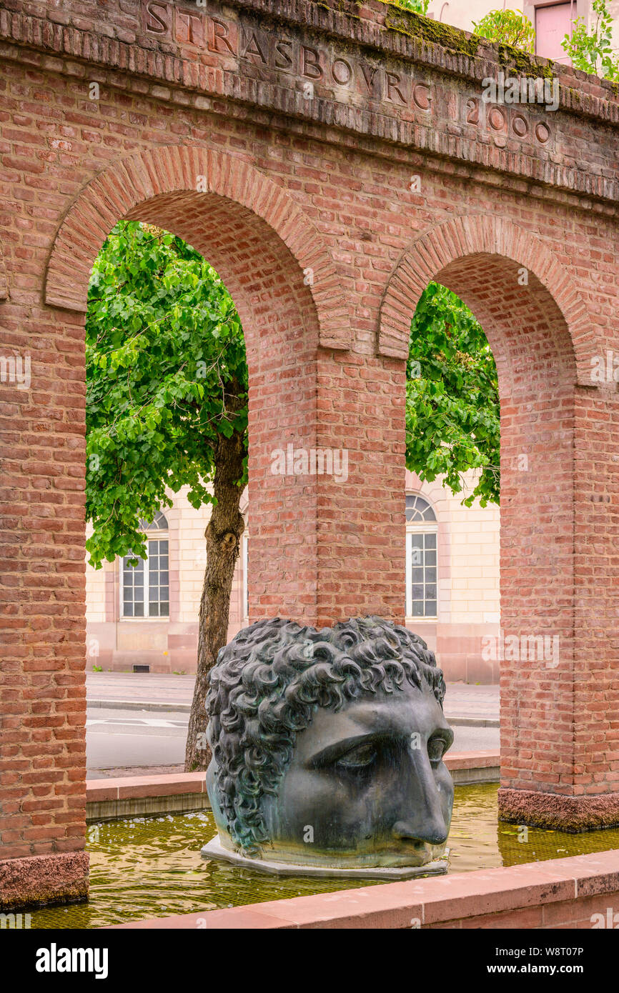 Janus Kopf Skulptur, Geburt der Zivilisation Brunnen, römische Aquädukt Replik, designer Tomi Ungerer 1988, Straßburg, Elsass, Frankreich, Europa, Stockfoto
