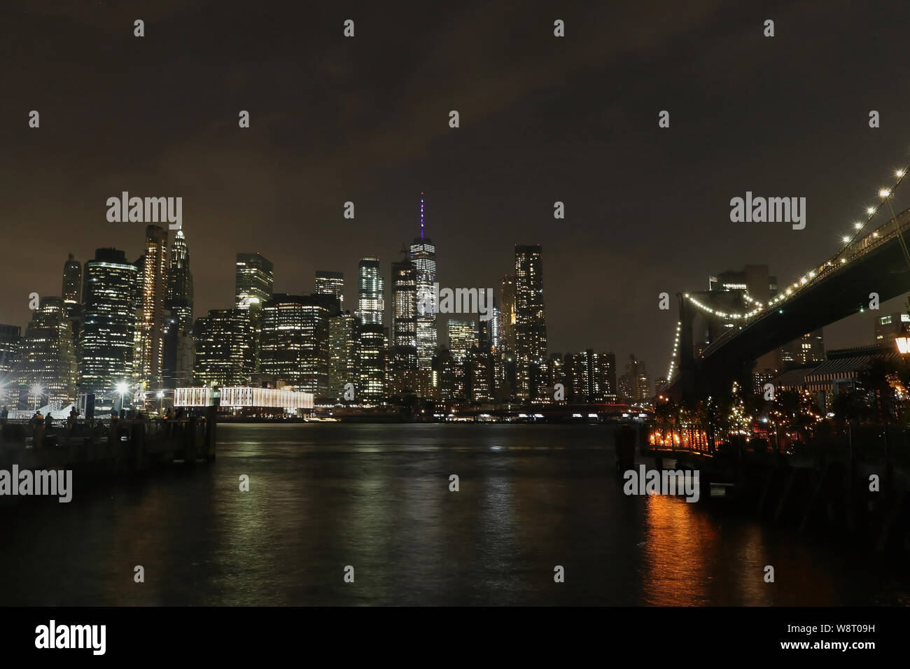Wolkenkratzer Skyline von Lower Manhattan und Brooklyn Bridge Ecke mit Beleuchtung bei Nacht Stockfoto