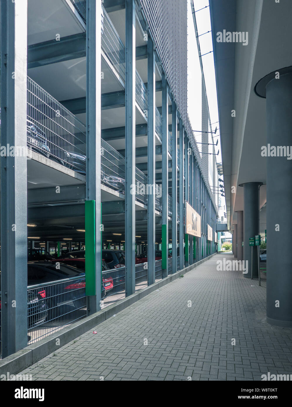 Hannover, Deutschland, Juli 17., 2019: Schmale, bedrückenden Korridor neben einem Parkhaus, die durch Autos verstopft ist Stockfoto