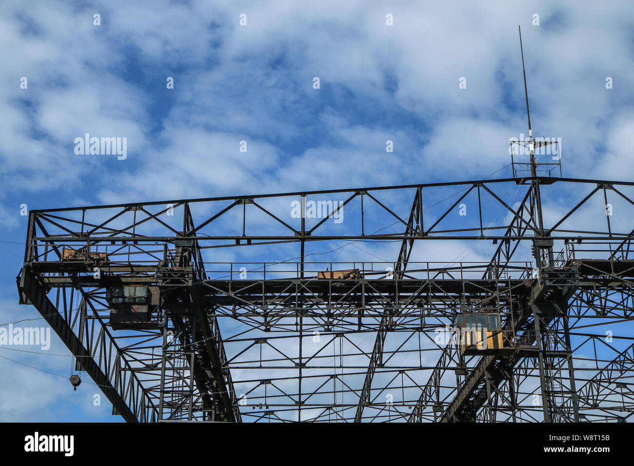 Ein Detail einer großen alten Kran in einer Werft. Die rostige alte Stahlkonstruktion, aber immer noch in Betrieb. Stockfoto