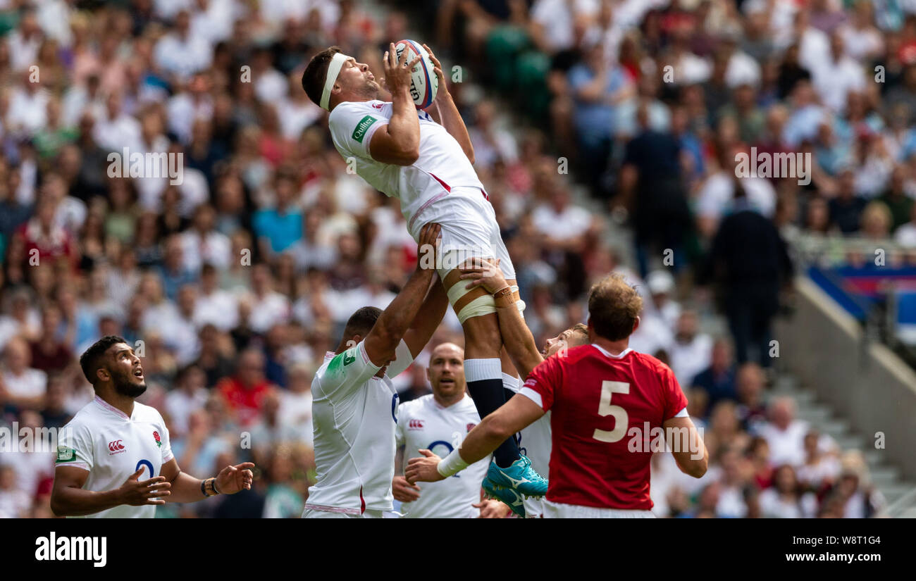 London, Großbritannien. 11. August 2019. England v Wales Rugby Union Quilter Internationals, Twickenham, 2019, 11/08/2019 Charlie Ewels von England gewinnt einen lineout Credit: Paul Harding/Alamy leben Nachrichten Stockfoto