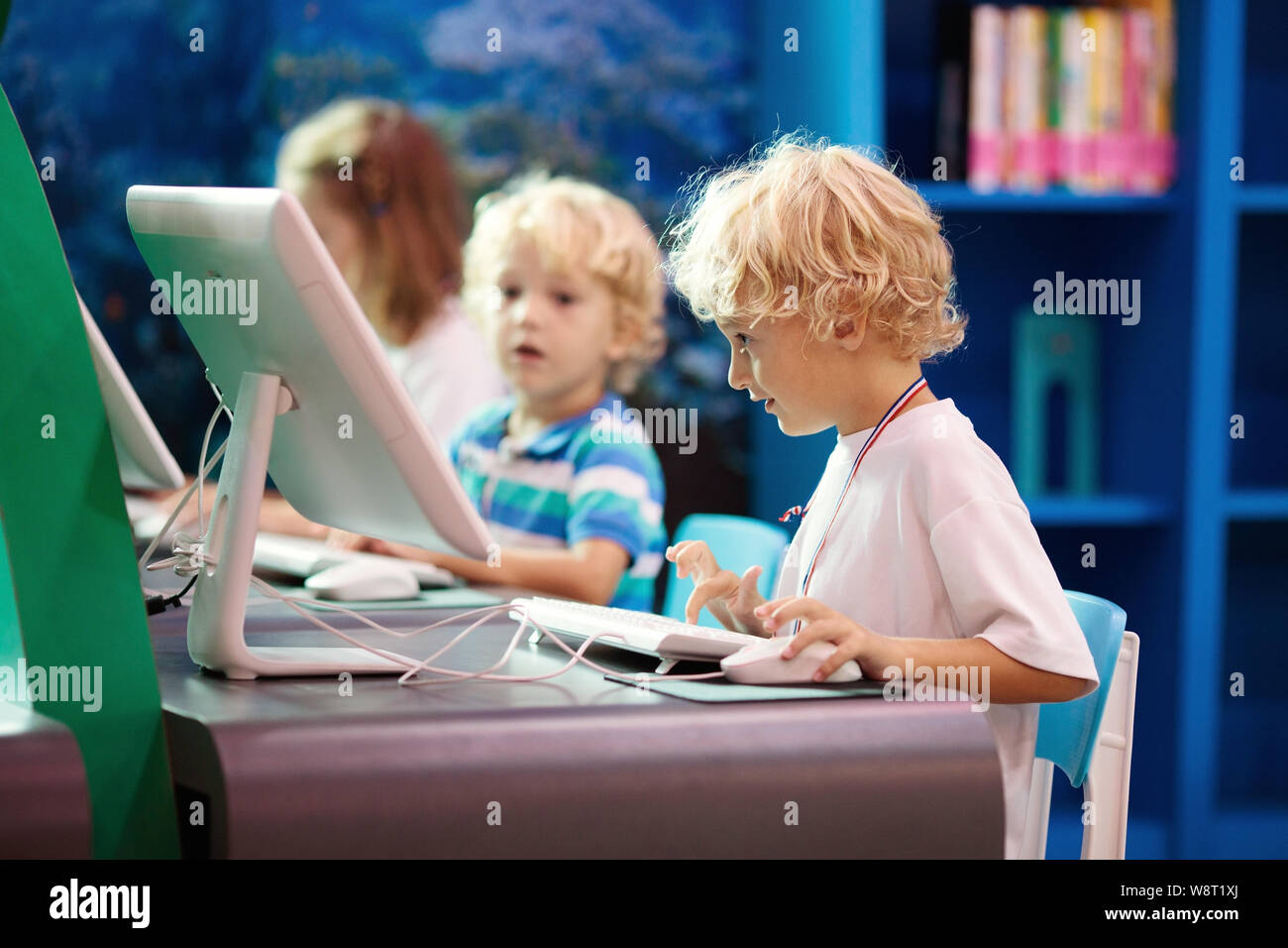 Kinder mit Computer. Kinder lernen und studieren der Informations- und Kommunikationstechnologie mit Personal Computer in der Schule oder Bibliothek. Bolzen Stockfoto