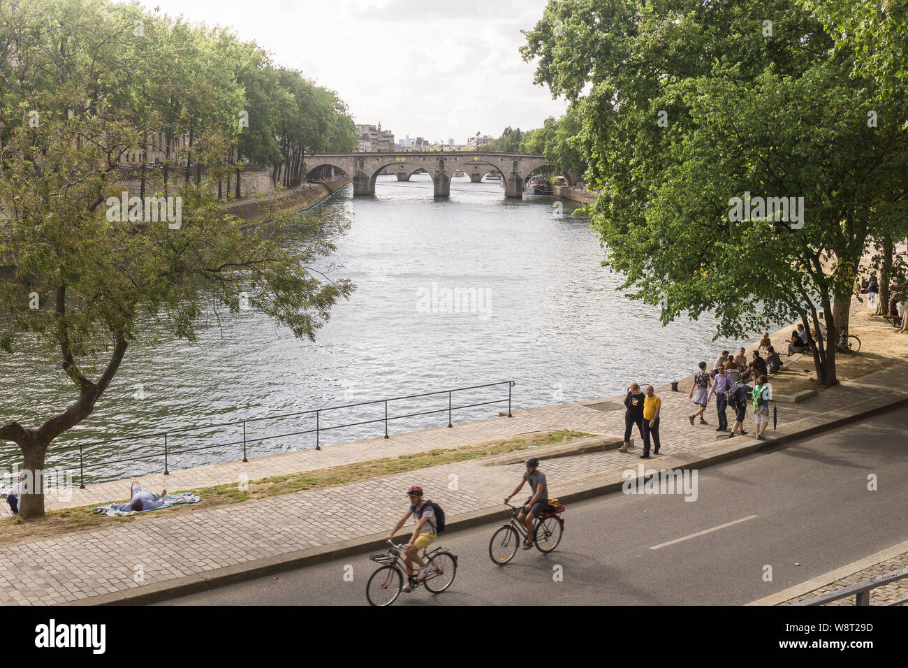 Paris River - Menschen entspannend auf dem rechten Ufer der Seine, im Sommer in Paris, Frankreich, Europa. Stockfoto