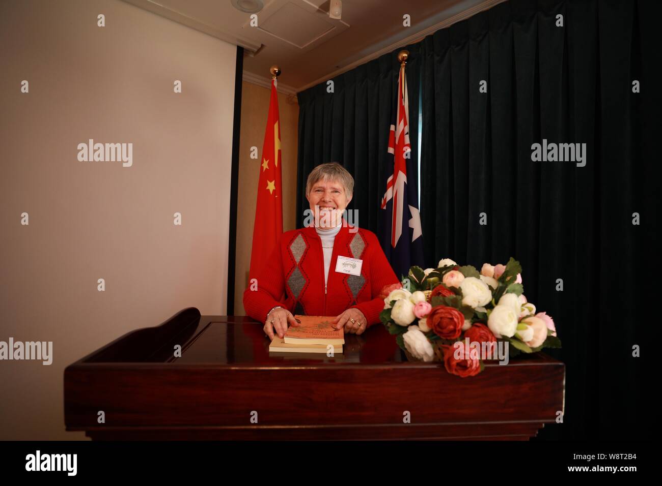 Canberra, Australien. 11. August 2019. Carol Keil, Präsident der Australian Capital Territory (ACT) Zweig der Australien China Freundschaft Gesellschaft, spricht während einer Zeremonie zu Auszeichnungen an Studenten lernen Mandarin verleihen, in Canberra, Australien, Nov. 11, 2019. Der Australien China Freundschaft Gesellschaft Zweig initiiert die Auszeichnungen im Jahre 1991 in ein Angebot zu fördern lokale Studenten Mandarin zu lernen. In diesem Jahr, 24 Studenten aus 12 Schulen erhielt die Auszeichnungen für die besten Lernenden und den meisten verbessert. Quelle: Xinhua/Alamy leben Nachrichten Stockfoto