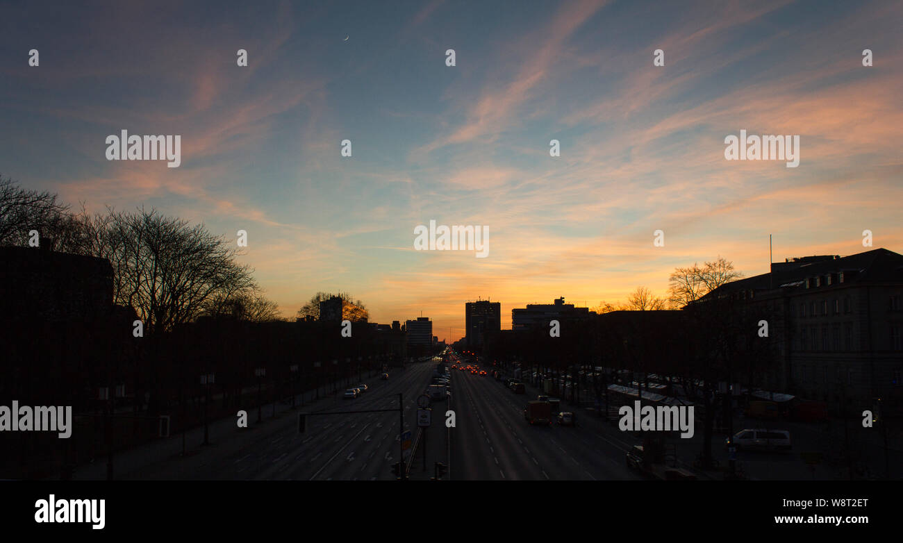 Berlin Sonnenuntergang skyline Straße des 17. Juni Stockfoto