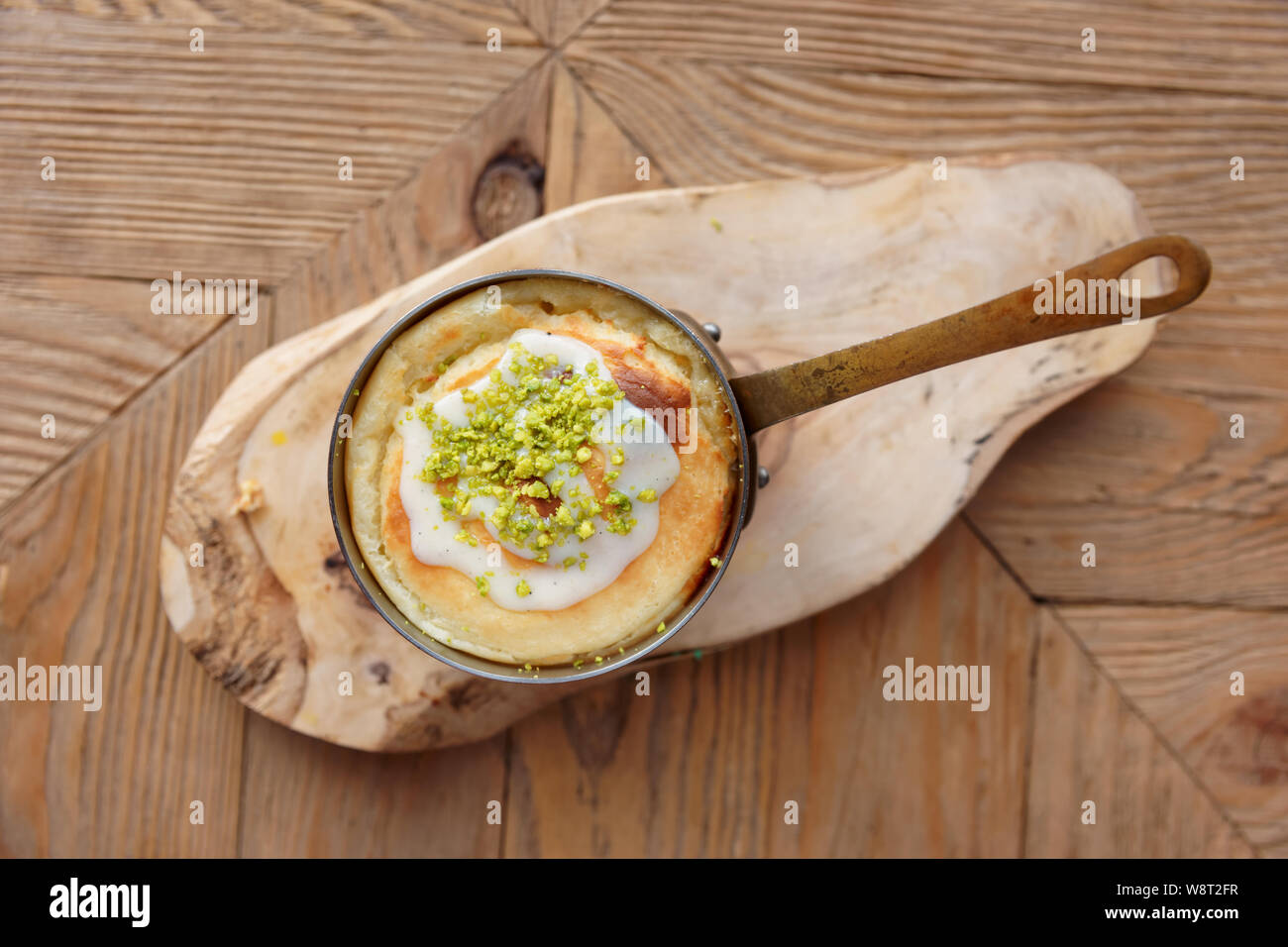 Ofenschlupfer, traditionelle deutsche Dessert, geschossen von oben Stockfoto