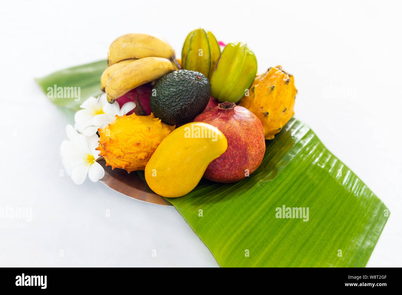 Ein schöner, gut präsentier Speisgang auf einem weißen Tisch Stockfoto
