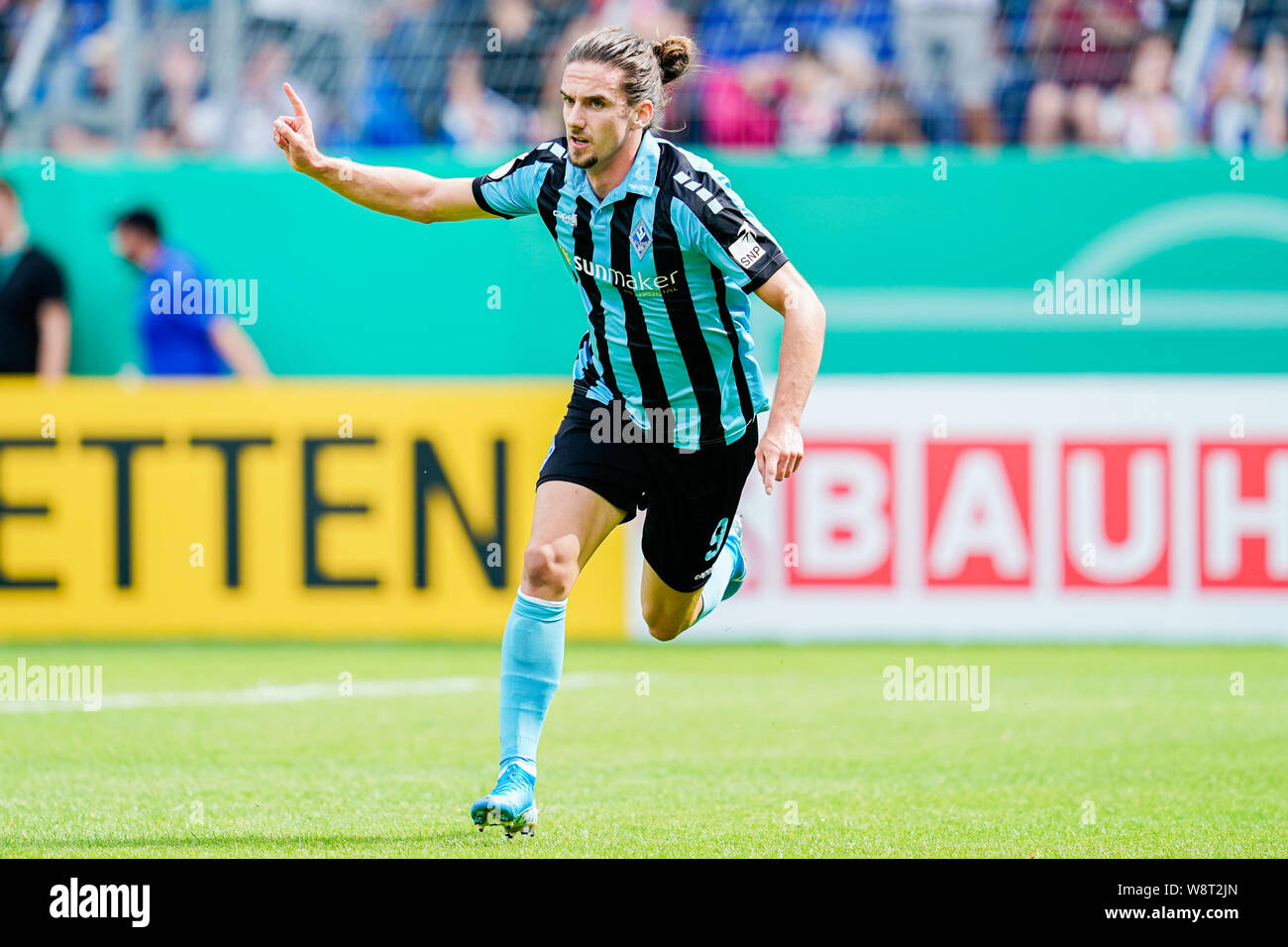 Mannheim, Deutschland. 11 Aug, 2019. DFB-Pokal, SV Waldhof Mannheim - Eintracht Frankfurt, Runde 1, in der Carl-Benz-Stadion. Die Mannheimer scorer Valmir Sulejmani cheers sein zweites Ziel, 2-0. Foto: Uwe Anspach/dpa - WICHTIGER HINWEIS: In Übereinstimmung mit den Anforderungen der DFL Deutsche Fußball Liga oder der DFB Deutscher Fußball-Bund ist es untersagt, zu verwenden oder verwendet Fotos im Stadion und/oder das Spiel in Form von Bildern und/oder Videos - wie Foto Sequenzen getroffen haben. Quelle: dpa Picture alliance/Alamy leben Nachrichten Stockfoto