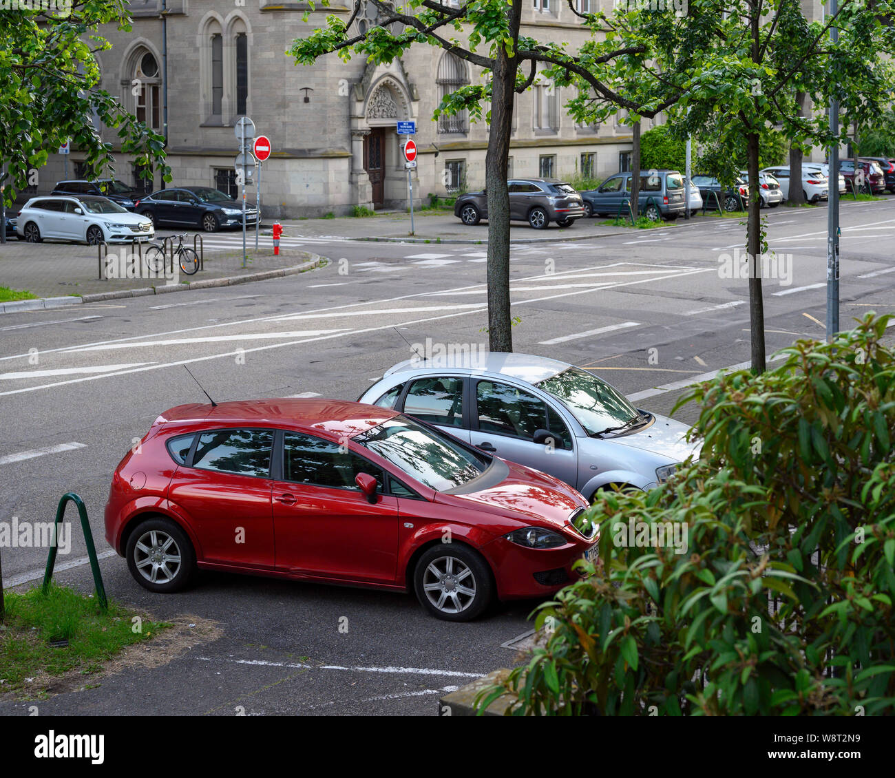 Autos auf Asphalt, Straßburg, Elsass, Frankreich, Europa geparkt, Stockfoto