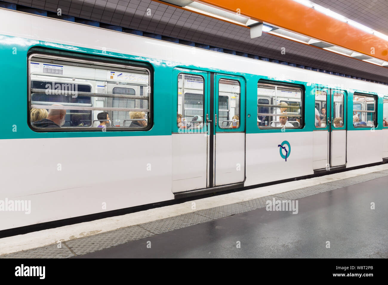 Paris U-Bahn - die Menschen in der U-Bahn der Linie 10 in Paris, Frankreich, Europa. Stockfoto