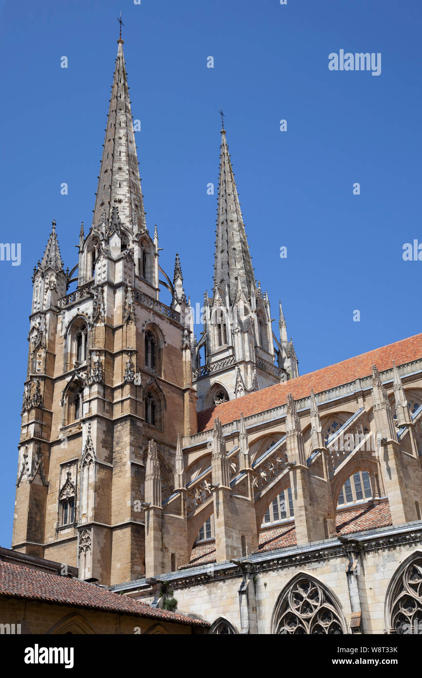 Die beiden Türme der Kathedrale Unserer Lieben Frau von Bayonne (Atlantische Pyrenäen - Frankreich). Les Deux flèches de la cathédrale Sainte Marie de Bayonne. Stockfoto