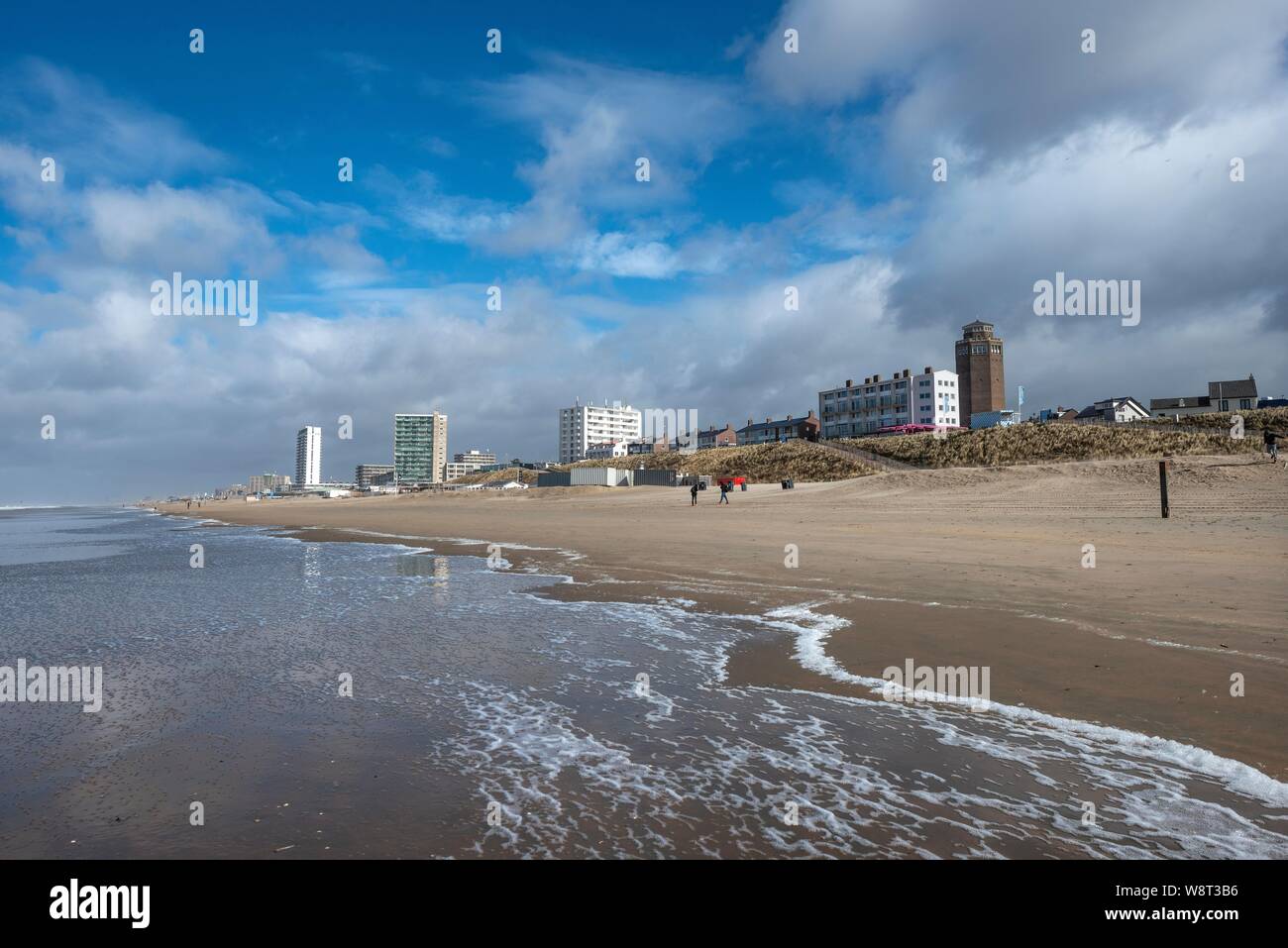 Nordsee Strand, Blick auf Wasserturm, Badeort und Holiday Resort, Zandvoort aan Zee, Nordholland, Niederlande, Niederlande Stockfoto