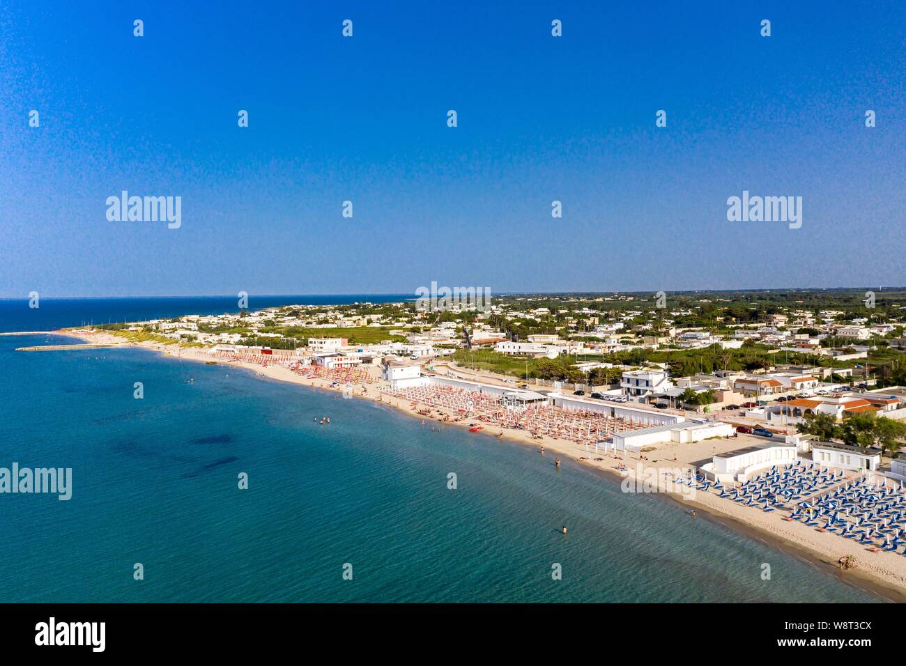 Luftaufnahme, öffentlichen Strand am Meer, Strand, Spiaggiabella Torre Rinalda, Lecce, Apulien, Italien Stockfoto