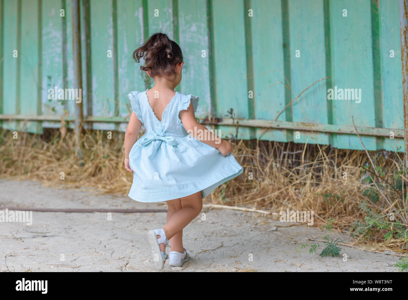 Adorable Kleinen Madchen In Mint Farbe Kleid Tanz Auf Dem Busbahnhof Kleines Madchen Spinnen Um Ihn Auf Der Strasse Stockfotografie Alamy
