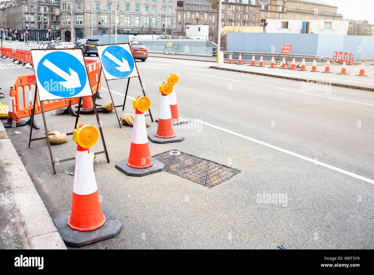 Zeichen und Leitkegel, die Schließung einer laneof einer breiten Straße wegen der Straßenbauarbeiten in der Innenstadt Stockfoto