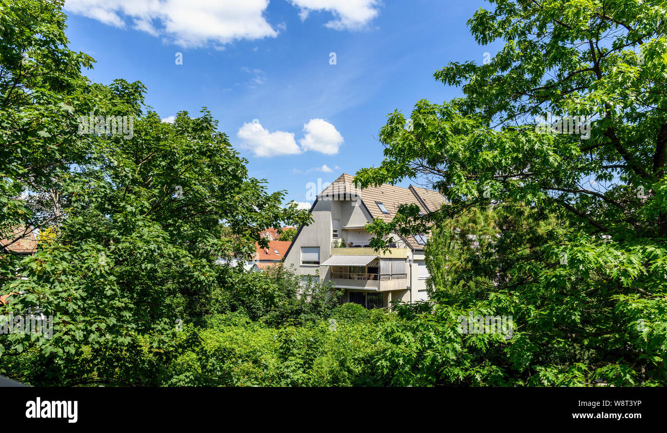 Wohnungsbau, dreistöckiges Haus, Garten, Bäume, Sommer, Straßburg, Elsass, Frankreich, Europa, Stockfoto