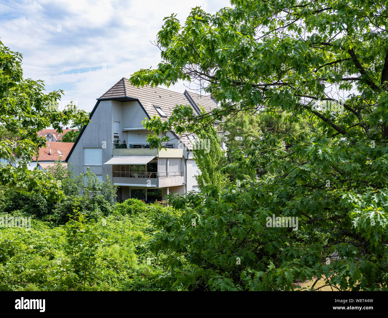 Wohnungsbau, dreistöckiges Haus, Garten, Bäume, Sommer, Straßburg, Elsass, Frankreich, Europa, Stockfoto