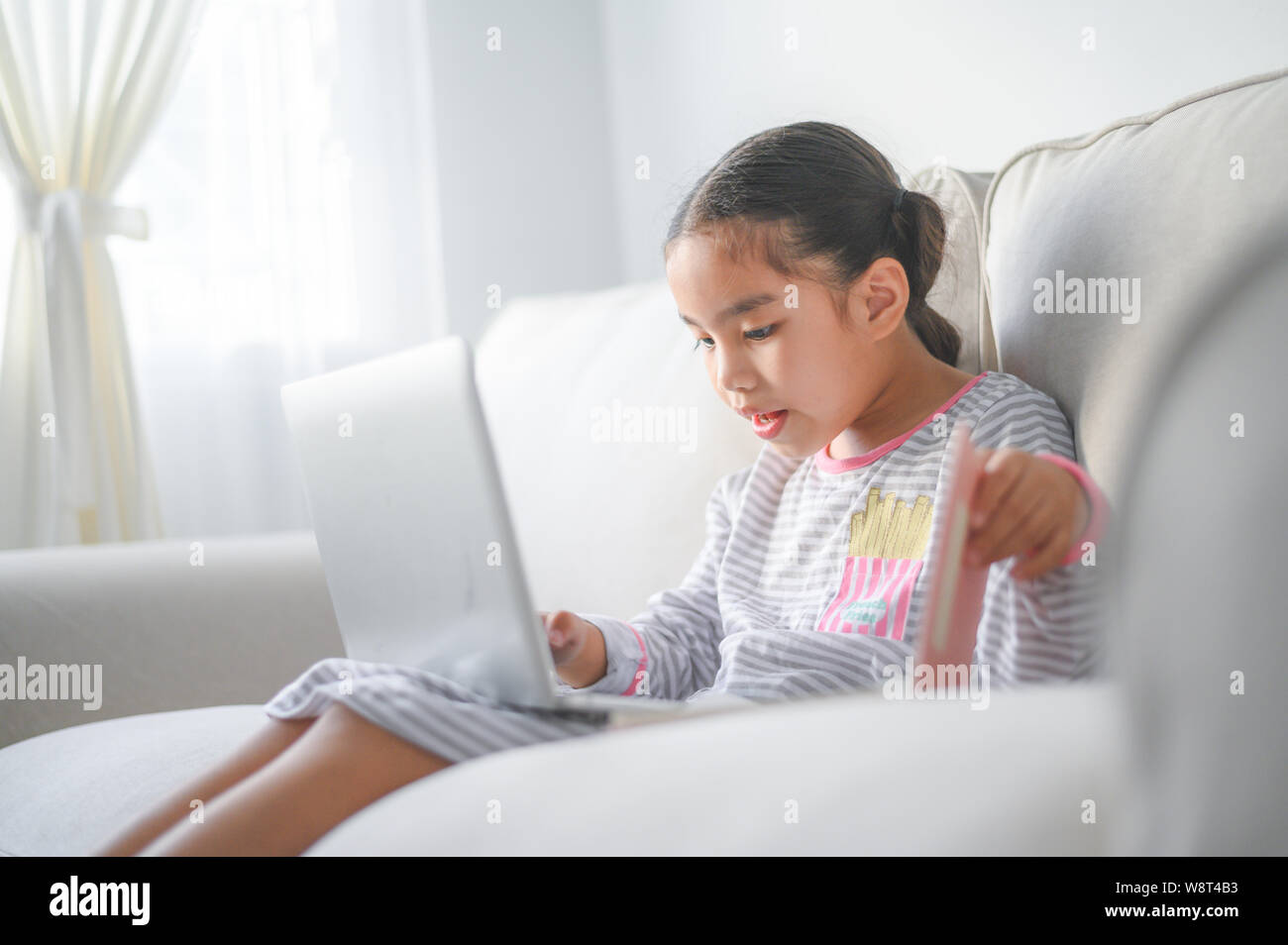 Zurück zu Schule. asiatische Mädchen mit seinem Laptop Stockfoto