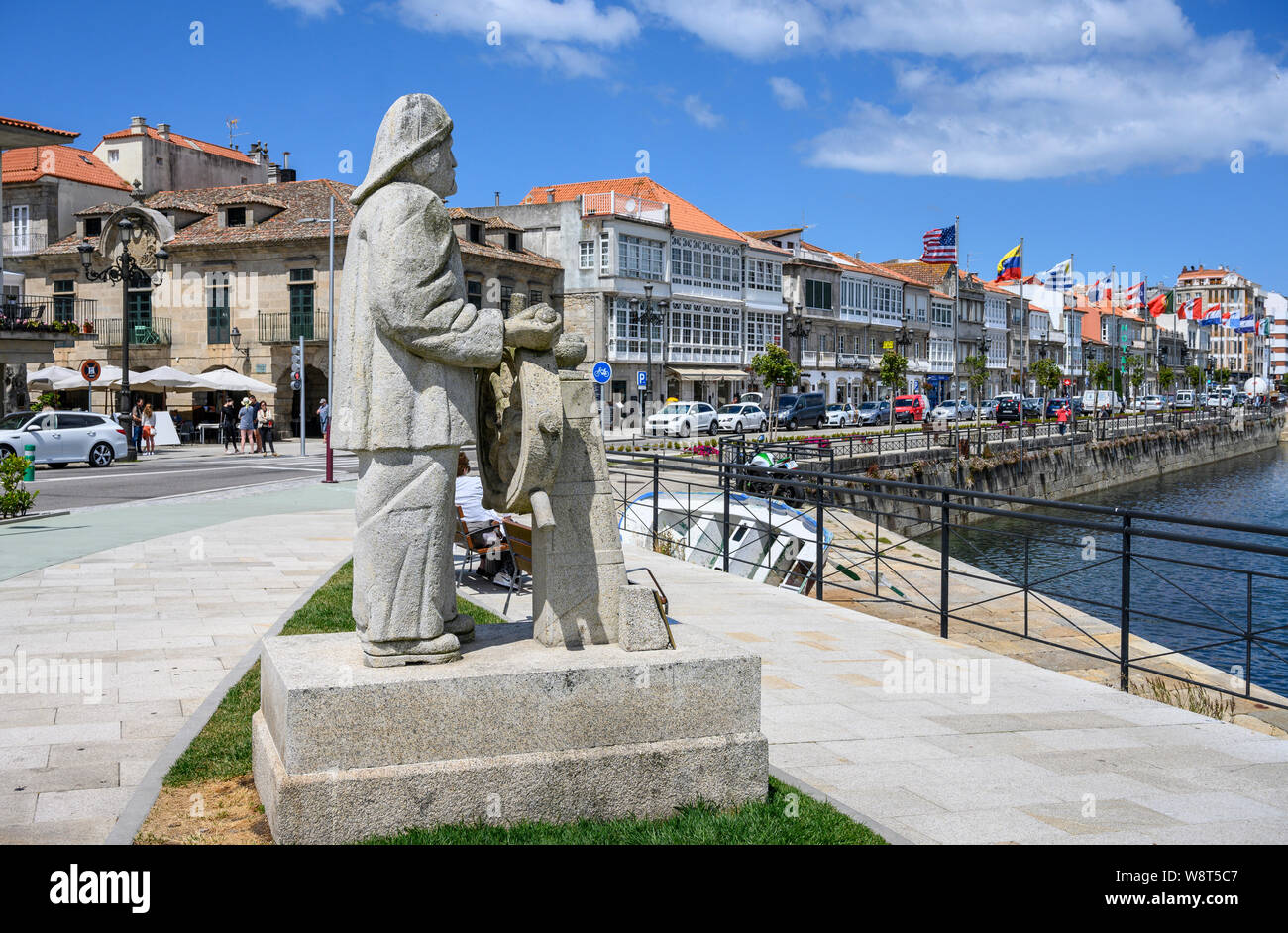 Eine Statue von einem Fischer an der Küste von Adeje, im Süden der Provinz Pontevedra, Galizien, Spanien Stockfoto