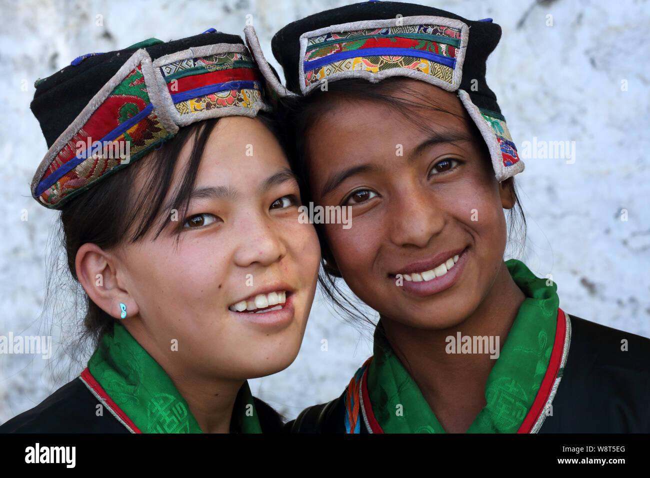Junge Frauen mit traditionellen Kleid in der konstituierenden Prozession des Ladakh Festivals in Leh, Indien. Stockfoto