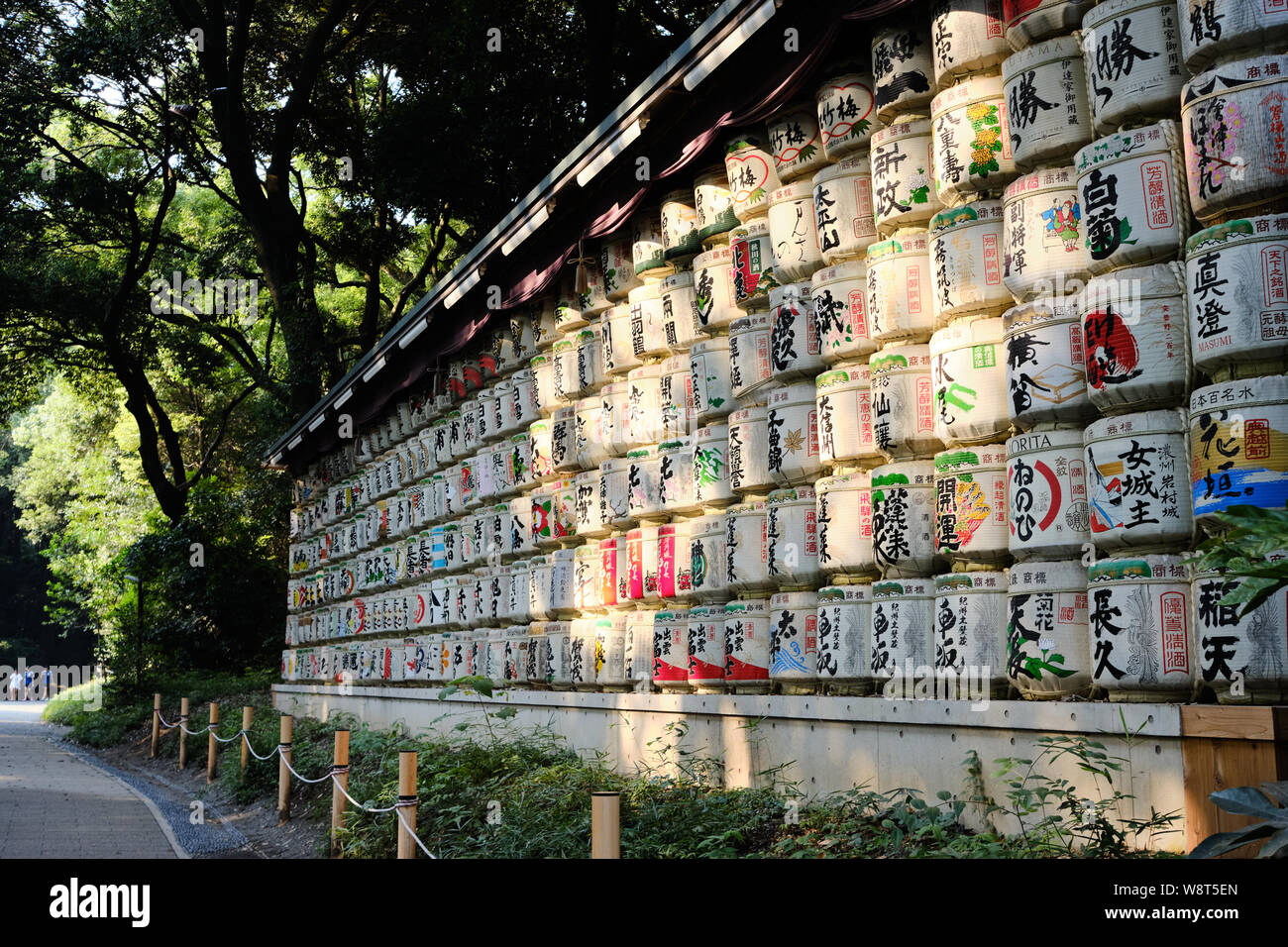 Tokio/Japan - 1. August 2019: Sake Fässer am Eingang der Meiji/-in Tokio gestapelt Stockfoto