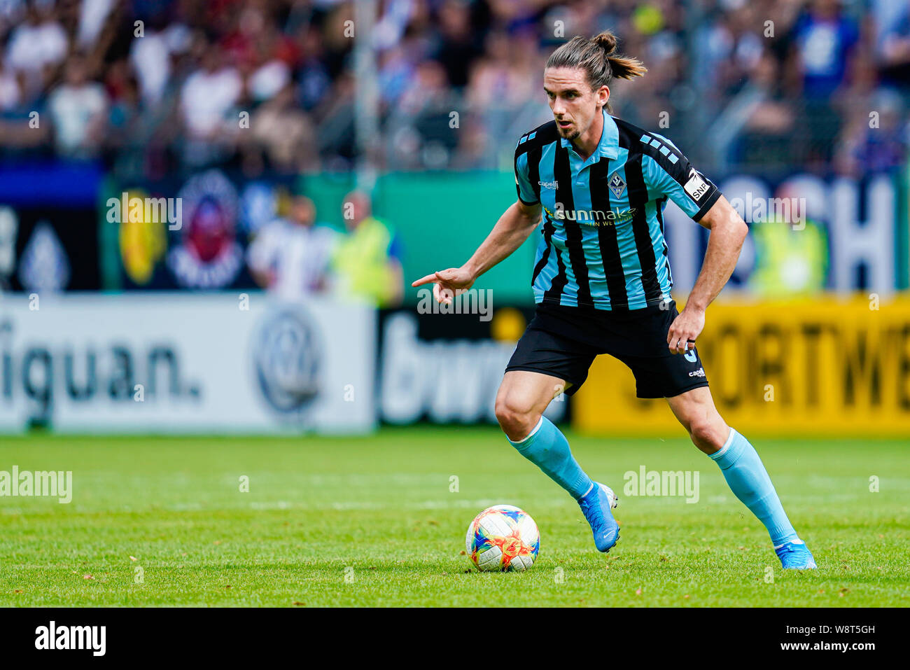 Mannheim, Deutschland. 11 Aug, 2019. Fussball: DFB-Pokal, SV Waldhof Mannheim - Eintracht Frankfurt, Runde 1, in der Carl-Benz-Stadion. Mannheims Valmir Sulejmani spielt den Ball. Foto: Uwe Anspach/dpa - WICHTIGER HINWEIS: In Übereinstimmung mit den Anforderungen der DFL Deutsche Fußball Liga oder der DFB Deutscher Fußball-Bund ist es untersagt, zu verwenden oder verwendet Fotos im Stadion und/oder das Spiel in Form von Bildern und/oder Videos - wie Foto Sequenzen getroffen haben./dpa/Alamy leben Nachrichten Stockfoto