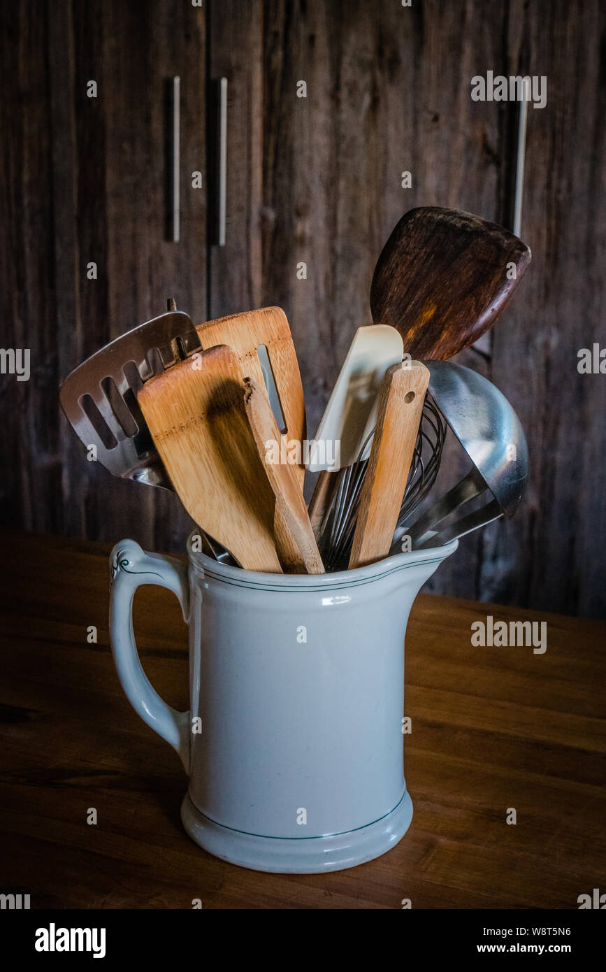 Home Küchengeräte aus Holz und Edelstahl Kochgeschirr Stockfoto