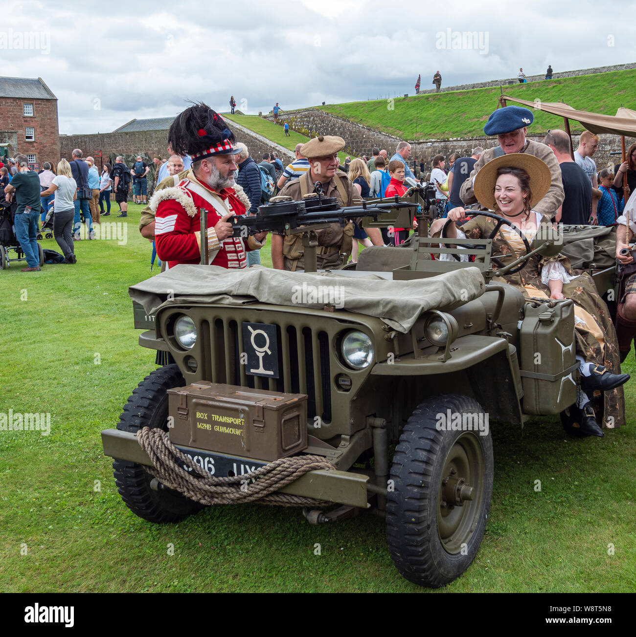 Fort George, Inverness, Schottland, 10. August 2019. Re-enactors aus verschiedenen historischen Perioden auf einen Weltkrieg II Jeep auf der Historic Scotland Festival am Fort Ereignismarkierung 250 Jahre Fort George. Stockfoto