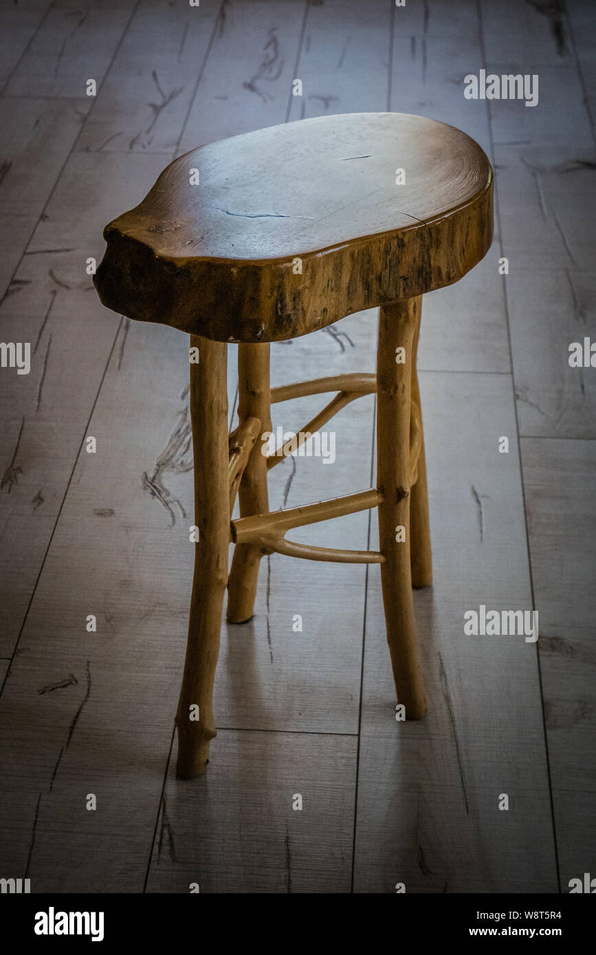 Unregelmäßige Form Holz Hocker aus Schrott Holz gebaut Stockfoto