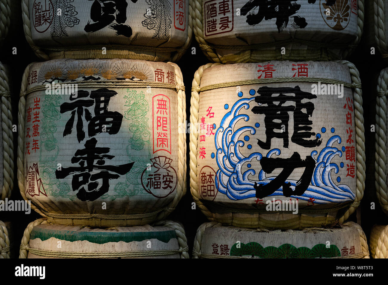 Tokio/Japan - 1. August 2019: Sake Fässer am Eingang der Meiji/-in Tokio gestapelt Stockfoto