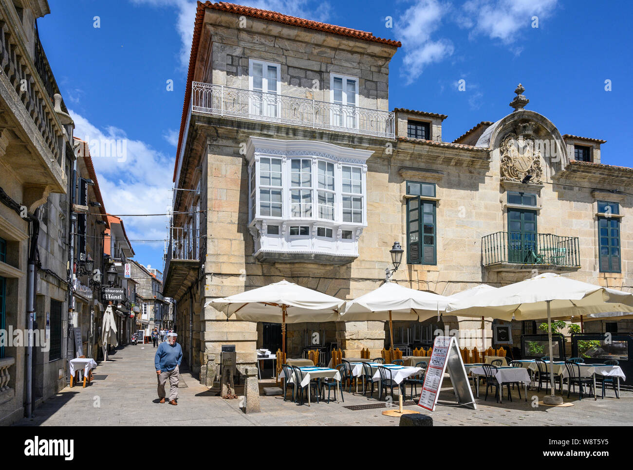 Alte Häuser in der praza Pedro de Castro, Baiona, in der Provinz Pontevedra Galicien, Spanien Stockfoto