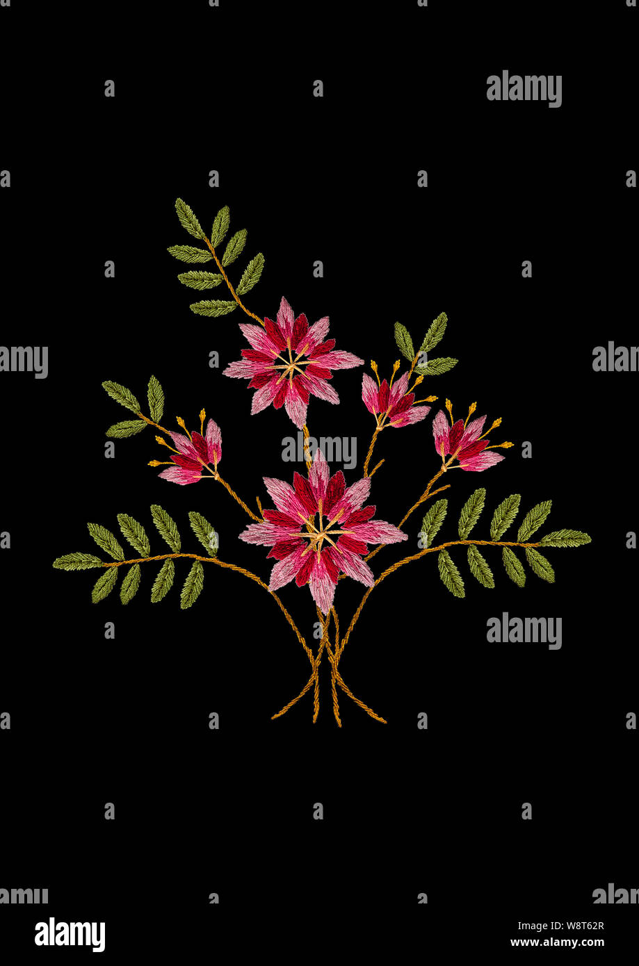 Schwarzer Hintergrund mit besticktem satin Stitch zarter Bouquet von rosa-roten Kornblumen und grüne Blätter an den Ästen Stockfoto
