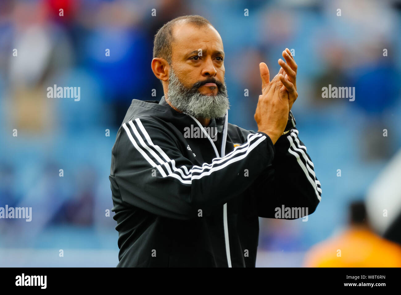 Leicester, Großbritannien. 11 August, 2019. Die englische Premier League Fußball, Leicester City versus Wolverhampton Wanderers; Wolverhampton Wanderers Head Coach Nuno Espírito Santo begrüßt die Reisen Wölfe Fans nach dem Abpfiff - Streng redaktionelle Verwendung. Keine Verwendung mit nicht autorisierten Audio-, Video-, Daten-, Spielpläne, Verein/liga Logos oder "live" Dienstleistungen. On-line-in-Match mit 120 Bildern beschränkt, kein Video-Emulation. Keine Verwendung in Wetten, Spiele oder einzelne Verein/Liga/player Publikationen Quelle: Aktion Plus Sport Bilder/Alamy leben Nachrichten Stockfoto