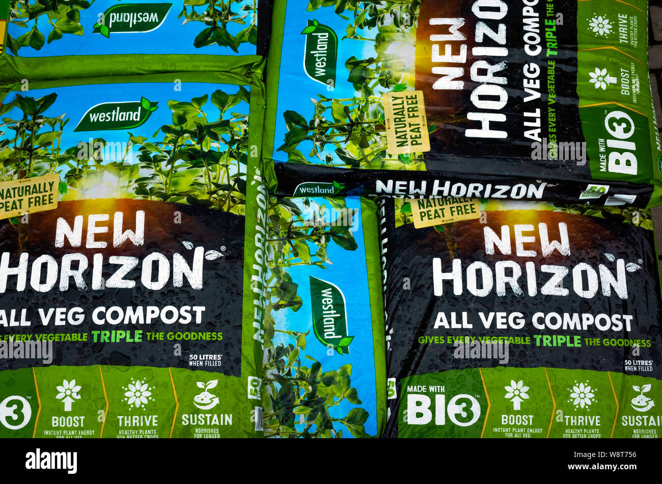 Ein Stapel von Taschen von Westland New Horizon Alle veg Kompost natürlich Torf frei zum Verkauf in einem Gartencenter Stockfoto