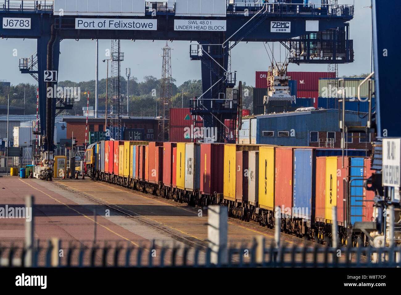 Rail Freight Terminal UK - Intermodale Container werden in den Güterzügen im Felixstowe Port, dem größten Containerhafen Großbritanniens, verladen. Stockfoto