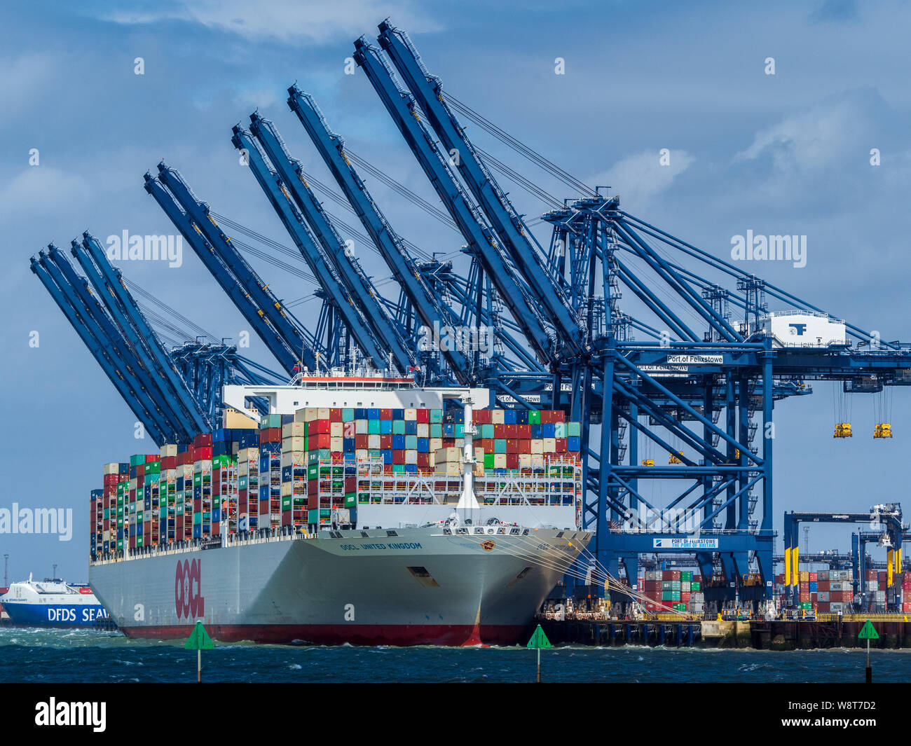 OOCL United Kingdom Vessel dockte am Felixstowe Port an, um Container zu laden und zu entladen. OOCL ist eine in Hongkong ansässige Schiffahrtsgesellschaft. Stockfoto