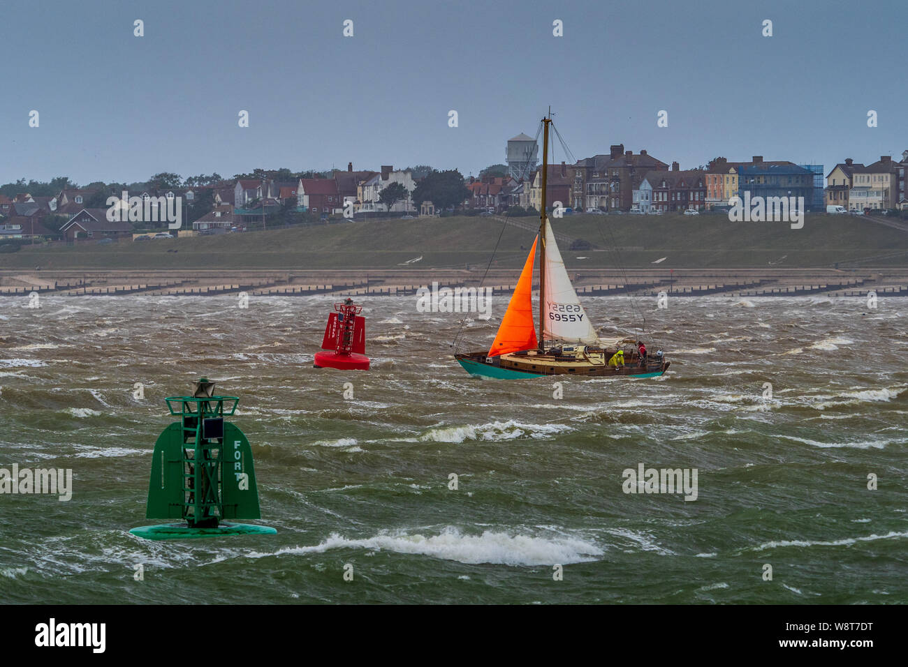 Boot im Sturm. Segeln auf stürmischen Meeren. Eine kleine Yacht kämpft während eines Sommersturms durch Sturmkräfte vor Harwich in Ostengland. Stockfoto