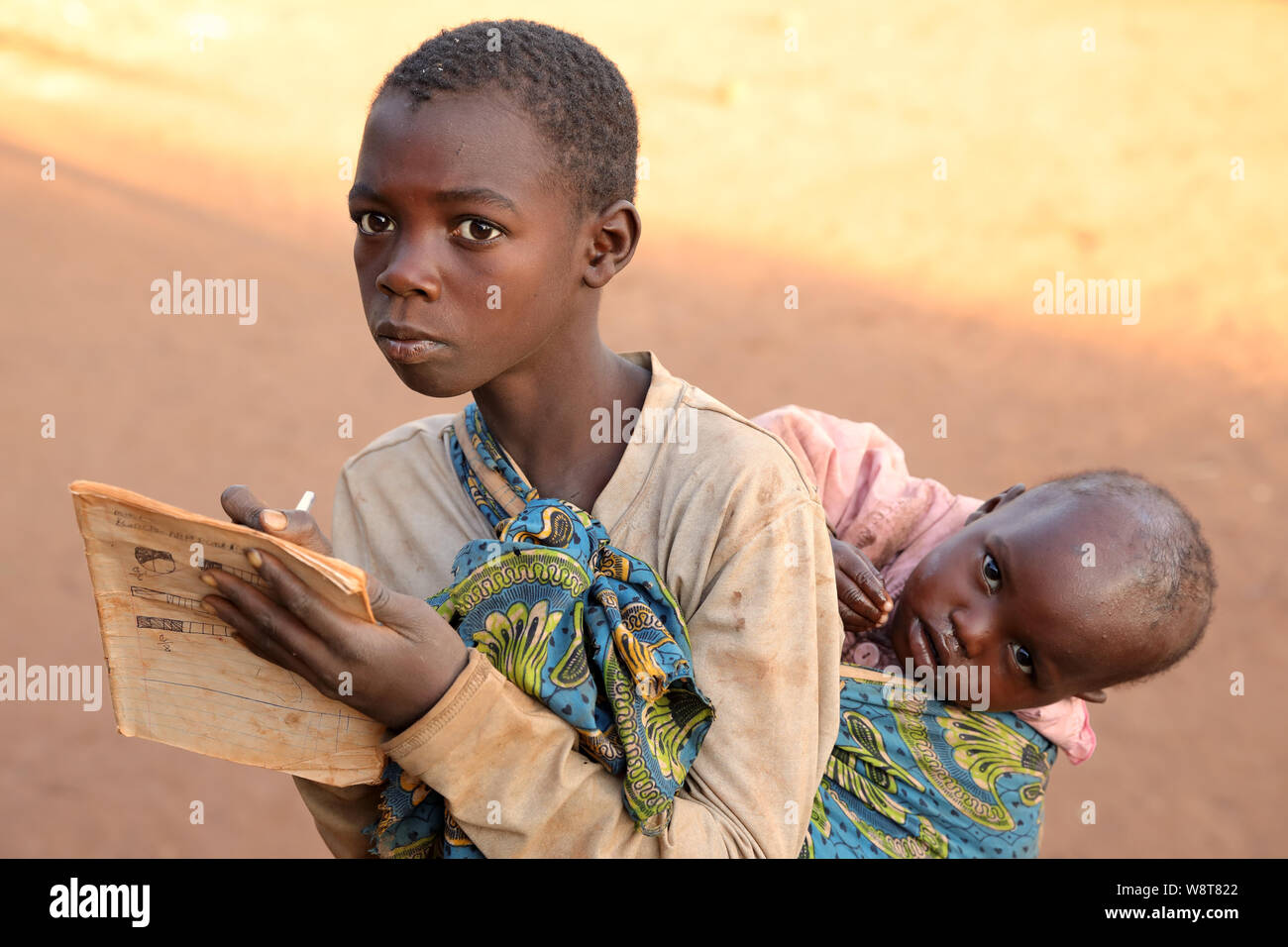 Schüler vor einer kleinen Grundschule in Nkhotakota. Malawi ist eines der ärmsten Länder der Welt. Stockfoto