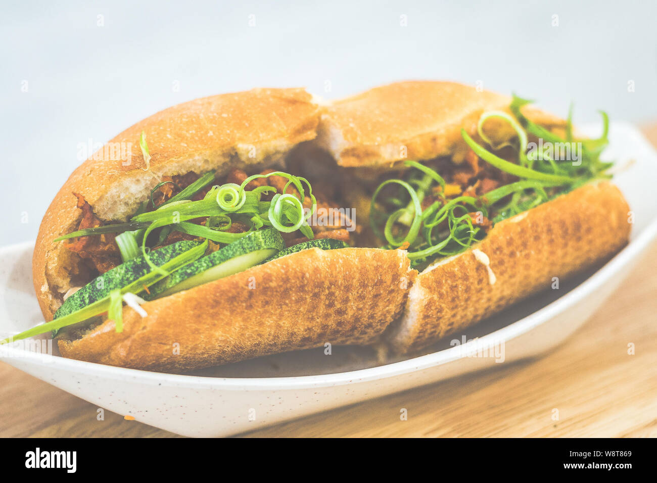 Spezielle Banh MI vietnamesischen baguette Sandwich mit Schinken, Pasteten, Huhn, Frühlingszwiebeln Stockfoto