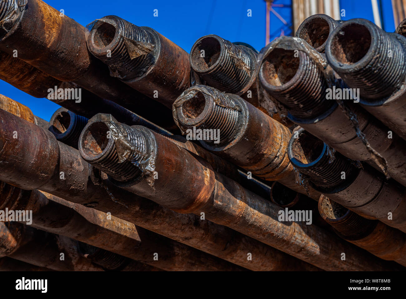 Öl des Bohrgestänges. Rusty Bohrgestänge wurden in den gut Abschnitt gebohrt. Downhole-daten Bohranlage. Verlegung der Rohrleitung auf dem Deck. Blick auf die Shell von Drill pip Stockfoto