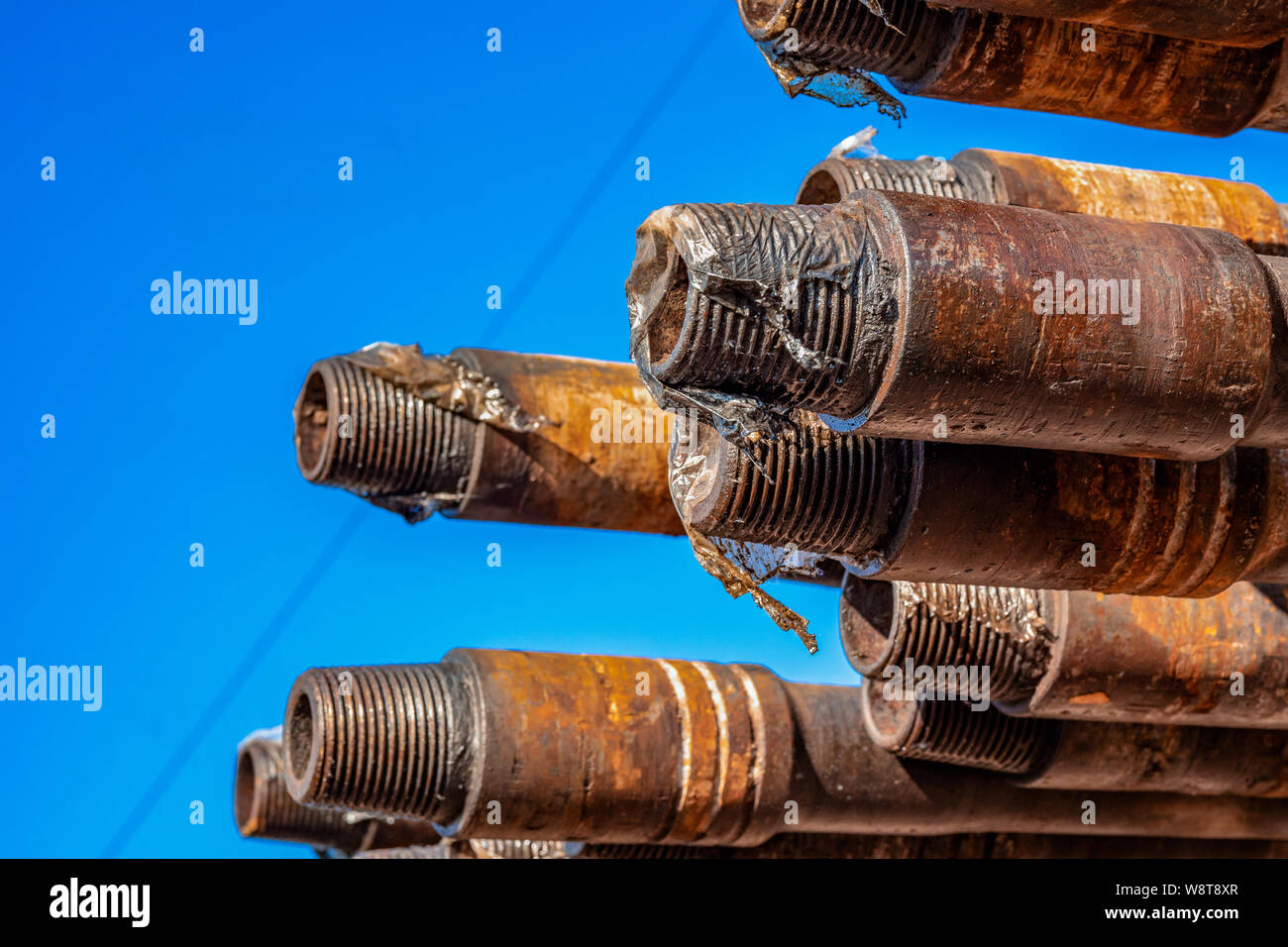 Öl des Bohrgestänges. Rusty Bohrgestänge wurden in den gut Abschnitt gebohrt. Downhole-daten Bohranlage. Verlegung der Rohrleitung auf dem Deck. Blick auf die Shell von Drill pip Stockfoto