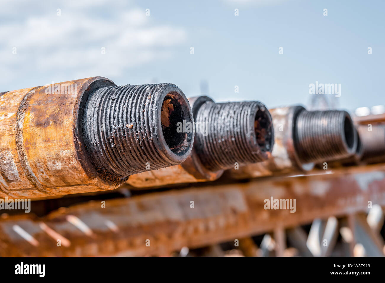 Öl des Bohrgestänges. Rusty Bohrgestänge wurden in den gut Abschnitt gebohrt. Downhole-daten Bohranlage. Verlegung der Rohrleitung auf dem Deck. Blick auf die Shell von Drill pip Stockfoto