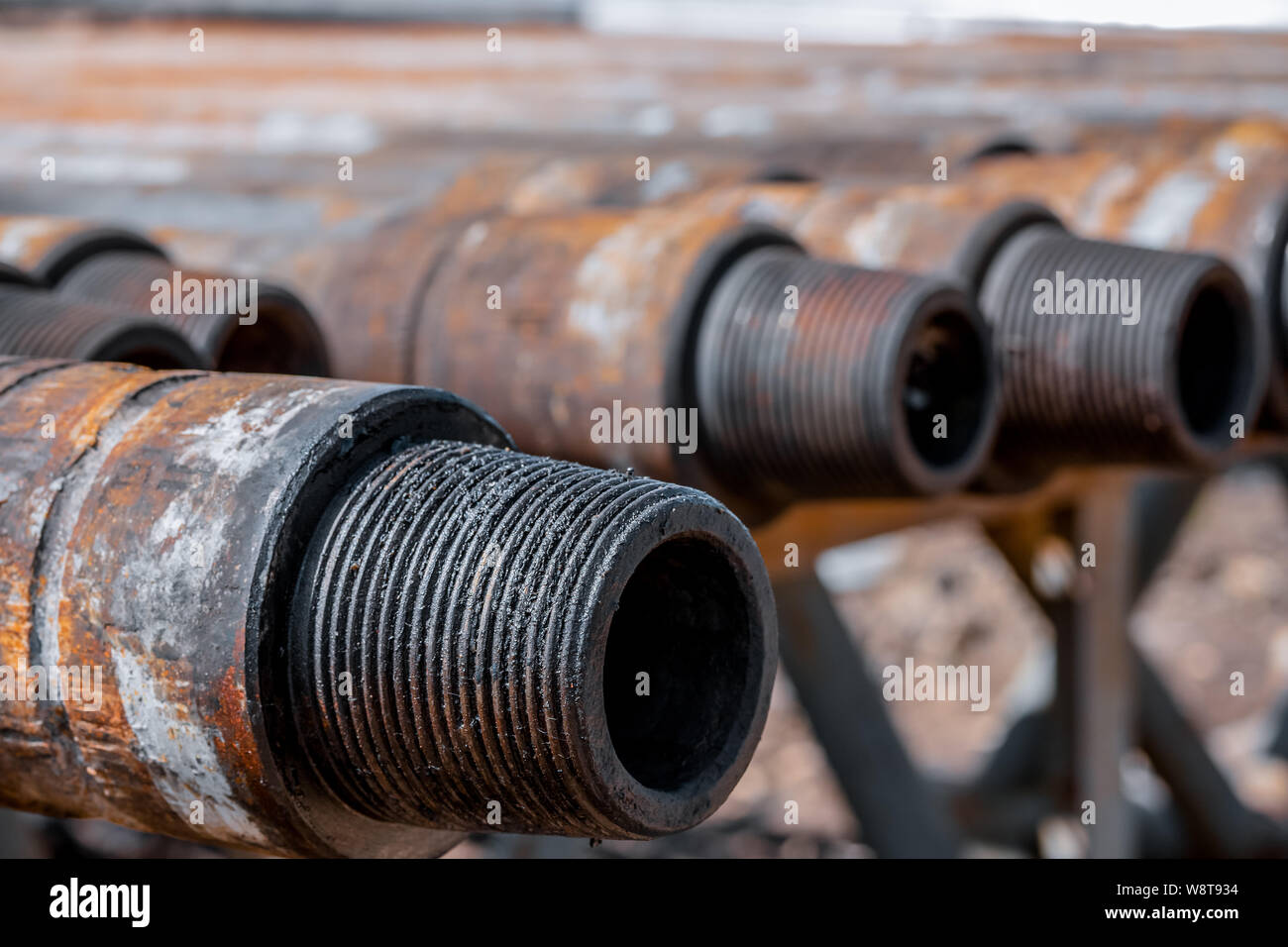 Öl des Bohrgestänges. Rusty Bohrgestänge wurden in den gut Abschnitt gebohrt. Downhole-daten Bohranlage. Verlegung der Rohrleitung auf dem Deck. Blick auf die Shell von Drill pip Stockfoto
