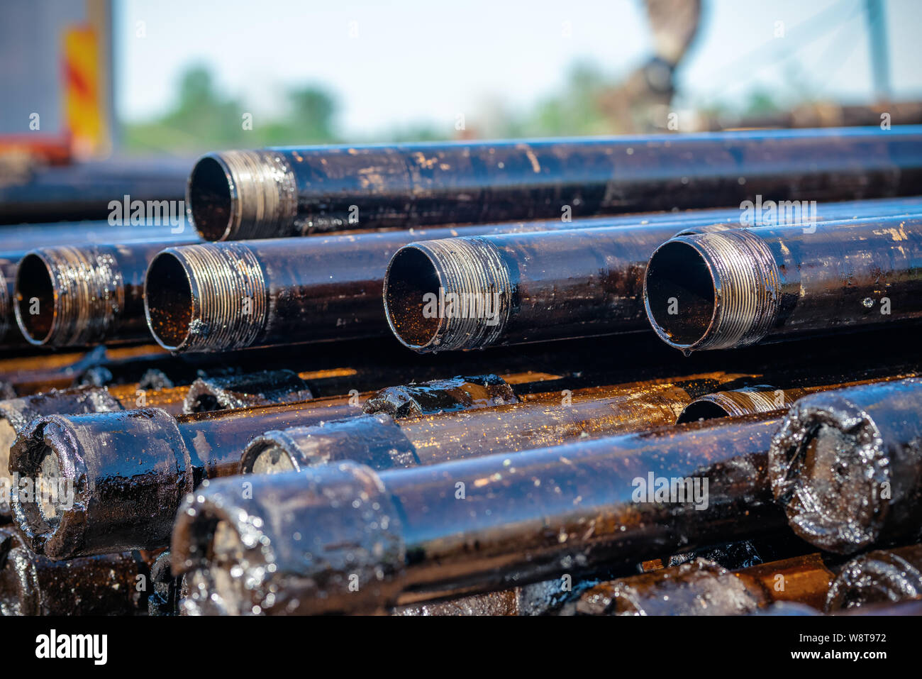 Öl des Bohrgestänges. Rusty Bohrgestänge wurden in den gut Abschnitt gebohrt. Downhole-daten Bohranlage. Verlegung der Rohrleitung auf dem Deck. Blick auf die Shell von Drill pip Stockfoto