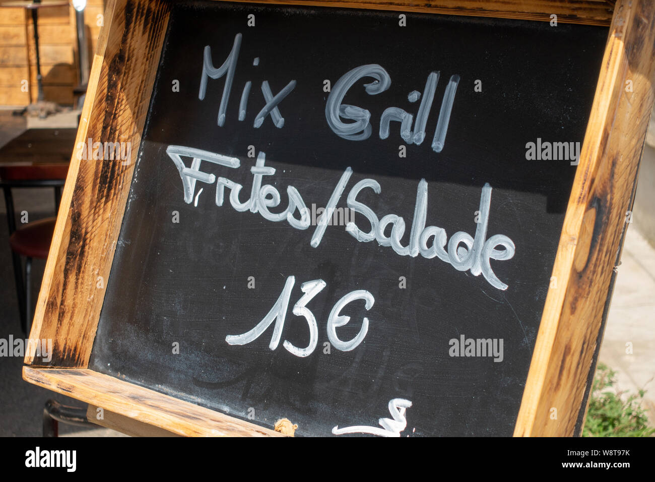 Blackboard price list Fotos und Bildmaterial in hoher Auflösung Alamy